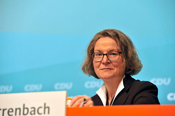 Ina Scharrenbach
(Politikerin)
10/21 thg
NRW-Ministerin Ina...