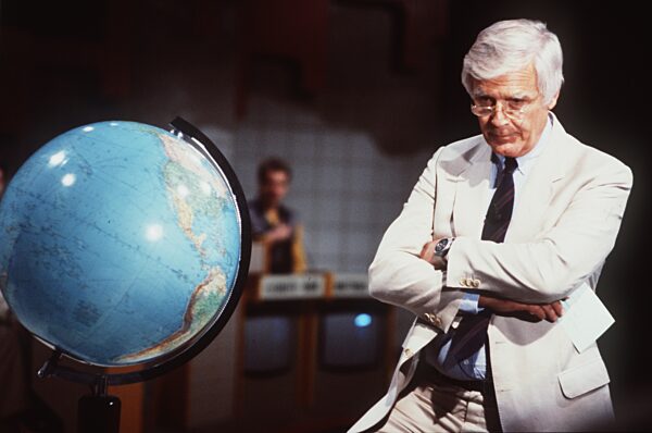 Joachim Fuchsberger in
"Auf Los geht's los" (ARD)
03/84 ru



Mann...