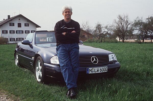 Werner Lorant
mit Mercedes 320 SL in
"auto motor und sport tv" (VOX)
04/00...