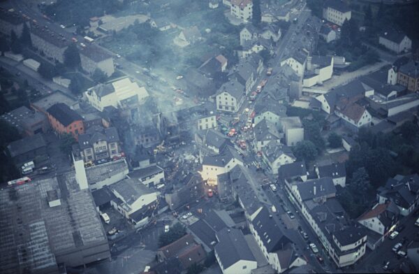 Tanklastzugunglück Herborn
Luftbildaufnahme von der
Unglücksstelle    07/87...