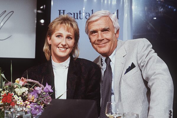 Joachim Fuchsberger mit Marina
Kiehl in "Heut abend" (ARD)
06/88 rag



Mann...