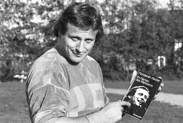 Konstantin Wecker
(Liedermacher)
10/83 stroe




Konstantin Wecker im...