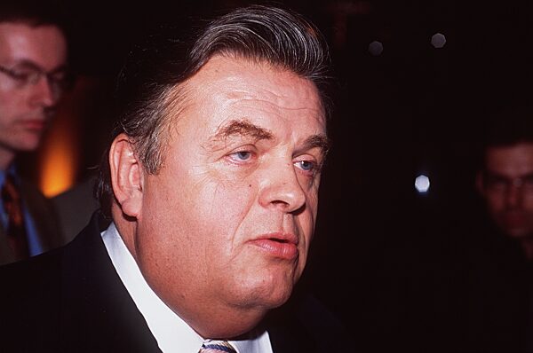 Dr. Helmut Thoma
          (TV-Manager)
            04/98 pp
Mann...