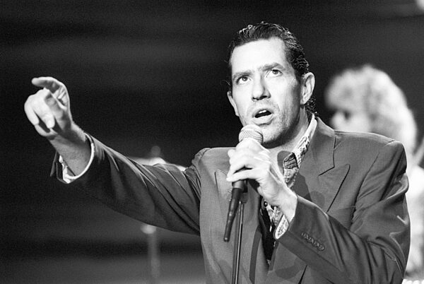 Stefan Remmler
(Sänger)
10/87 rag
Stefan Remmler während eines Auftritts...