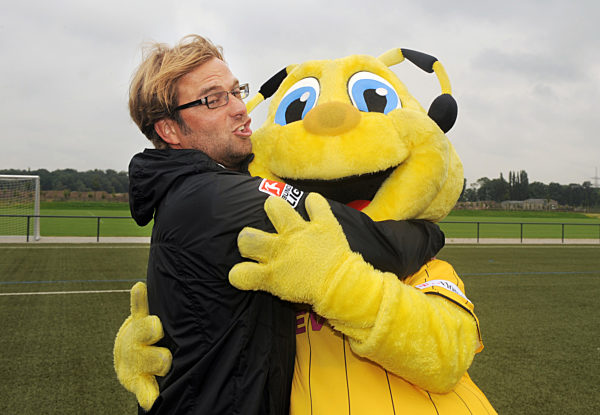 Borussia Dortmunds Cheftrainer Jürgen Klopp (l) knuddelt am 18.07...