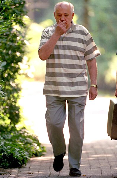 Gorbatchev on the way to his wife