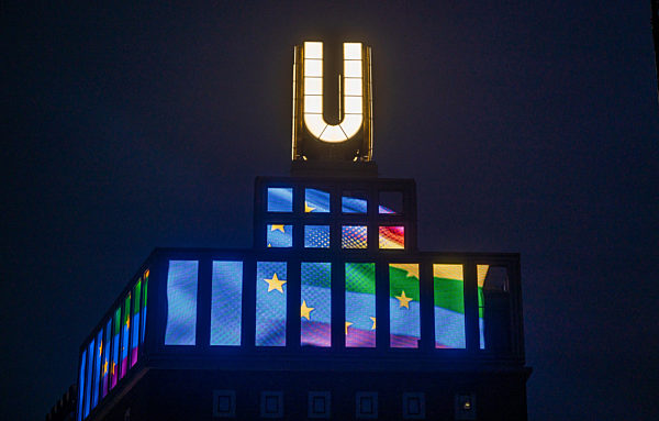 Fußball EM - Regenbogen-Beleuchtung in Dortmund