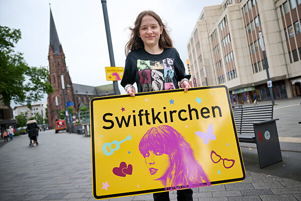Ortsschild "Swiftkirchen" zu Ehren von Taylor Swift