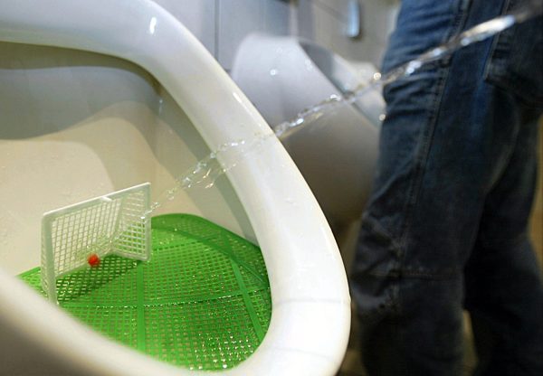 Goal cheering on the loo - Scene gag