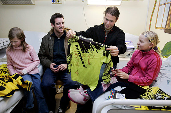 BVB-Spieler besuchen Kinderklinik - Ricken und Metzelder