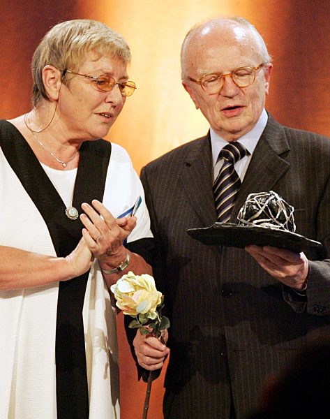 Der frühere WDR-Intendant Friedrich Nowottny (r) nimmt am Sonntag (23.01...