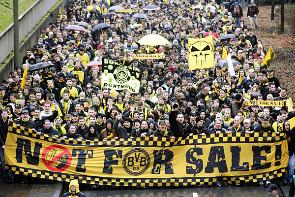Fans des Fußball-Bundesligisten Borussia Dortmund beteiligen sich am 12.02...