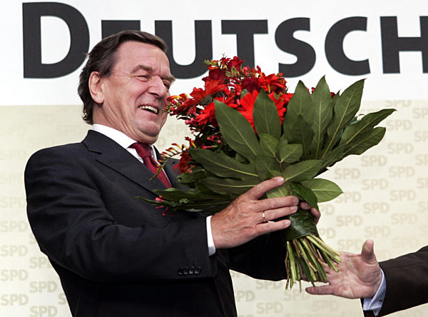 Bundeskanzler Gerhard Schröder nimmt am Montag (19.09...