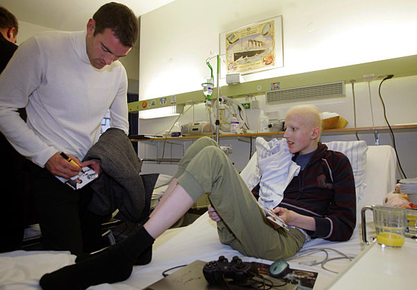 Metzelder besucht Kinderkrebsstation