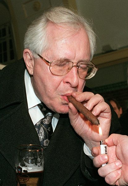 Bernhard Vogel zündet sich eine Zigarre an