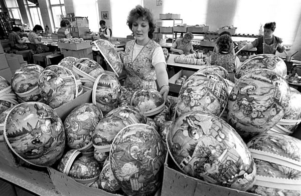 DDR - Produktion von Pappostereiern 1989