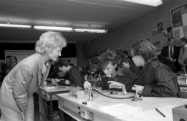 DDR - Margot Honecker besucht Oberschule 1986