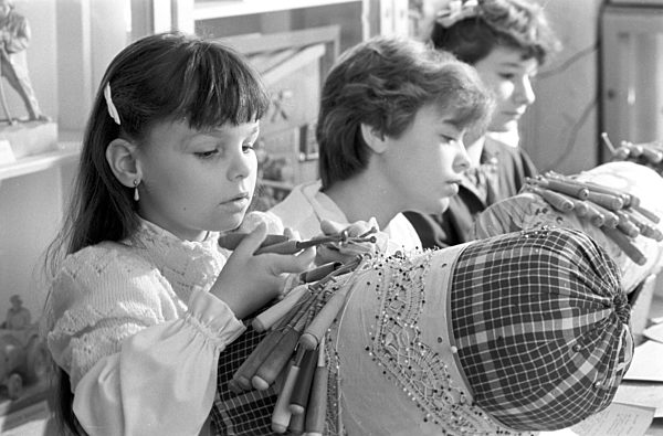 DDR - Klöppelmädchen 1985