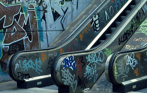 Rolltreppe mit Graffiti beschmiert