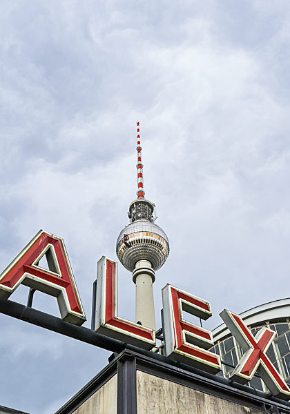 Alexanderplatz in Berlin mit Fernsehturm, Deutschland