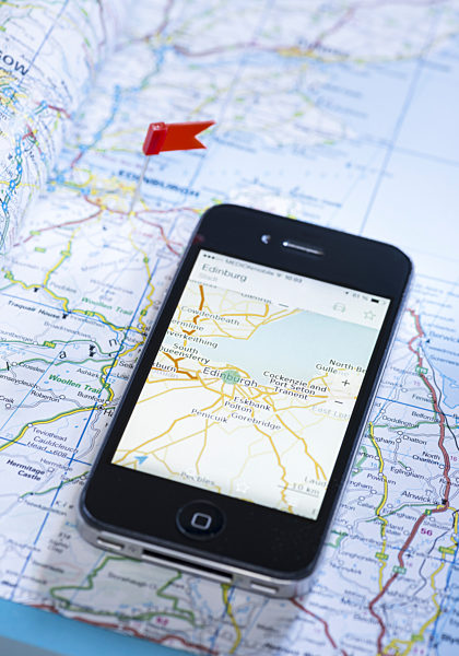 Smartphone mit Navigationsfunktion auf Landkarte