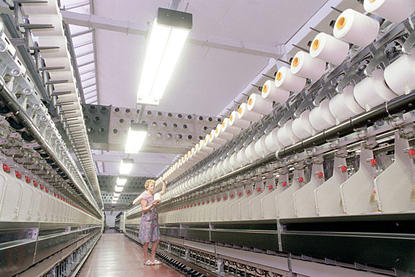 In der modernen Doppeldraht-Zwirnerei der Zwickauer Kammgarn GmbH wird Garn...