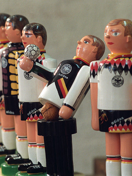 Nußknacker-Fußballer (Archivfoto und Text 1995)