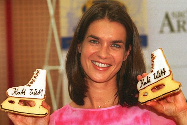Kati Witt mit süßen Schlittschuhen