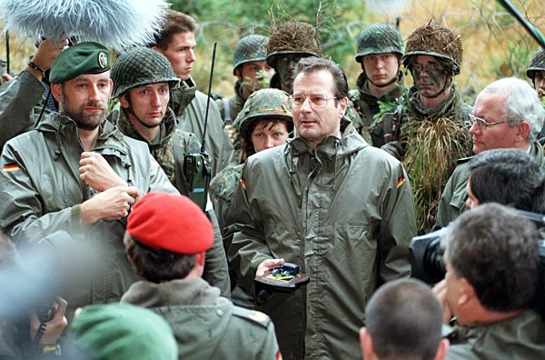 Kinkel bei Soldaten (Archivfoto und Text 1995)