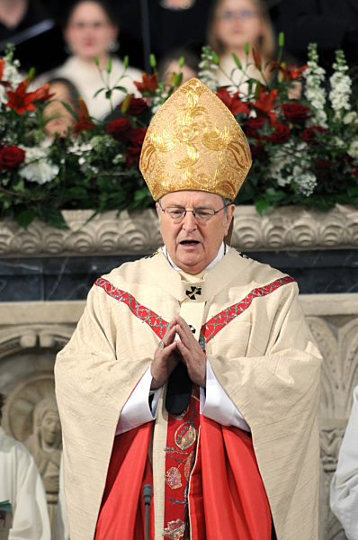 Der Kölner Kardinal Joachim Meisner betet am Sonntag (04.05...