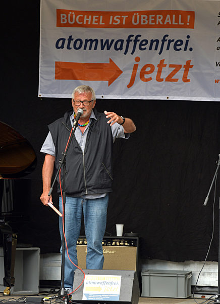 Wecker tritt bei Protestkonzert von Atomwaffengegnern auf