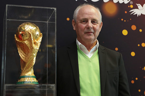 Fussball 1.Bundesliga, Eintracht Frankfurt, Bernd Hölzenbein und FIFA WM Pokal