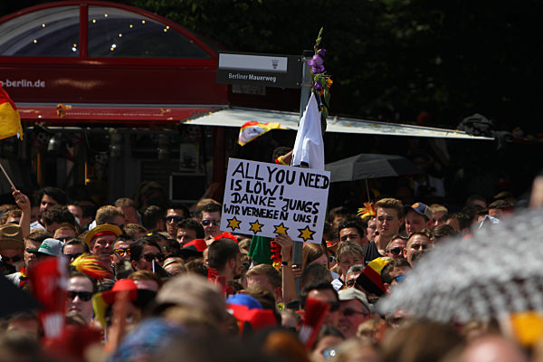 Fussball, WM 2014 Nationalmannschaft feiert auf Fanmeile in Berlin