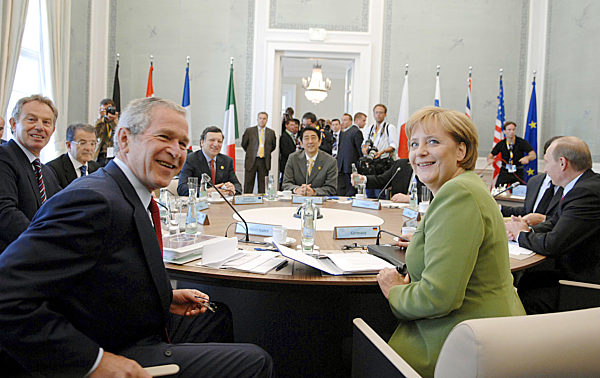 Bundeskanzlerin Angela Merkel sitzt am Donnerstag (07.06...