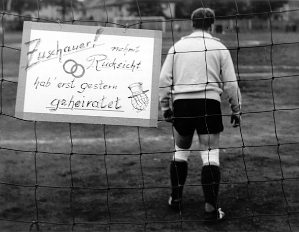 Pflichtbewusst steht der am Vortag frisch getraute Torwart Herbert Franz vom...