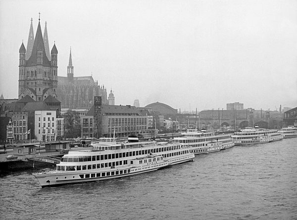Die "Weiße Flotte" am Kölner Rheinufer 1969