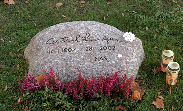 Der Grabstein der Kinderbuchautorin Astrid Lindgren im schwedischen Vimmerby...