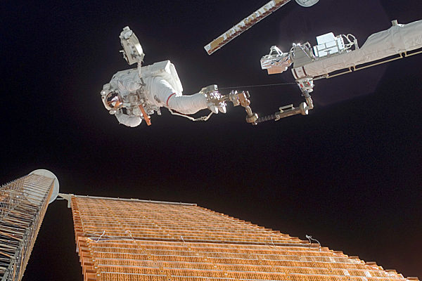 ARCHIV - US-Astronaut Scott Parazynski "reitet" bei seinem Außenbordeinsatz...