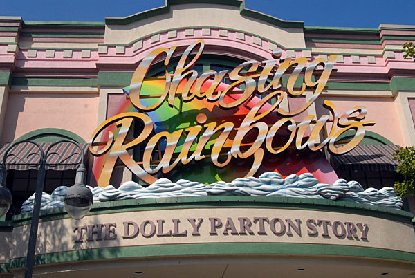 Ein Reklameschriftzug "Chasing Rainbows" ist über dem gleichnamigen Museum...