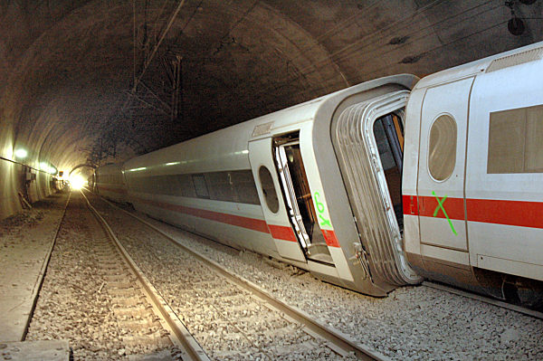 ICE entgleist im Tunnel