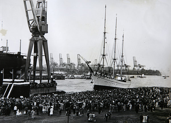 Viele Menschen haben sich zur Taufe des Segelschiffes "Gorch Fock" bei der...
