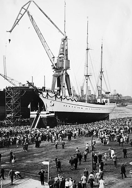 Viele Menschen haben sich zur Taufe des Segelschiffes "Gorch Fock" bei der...