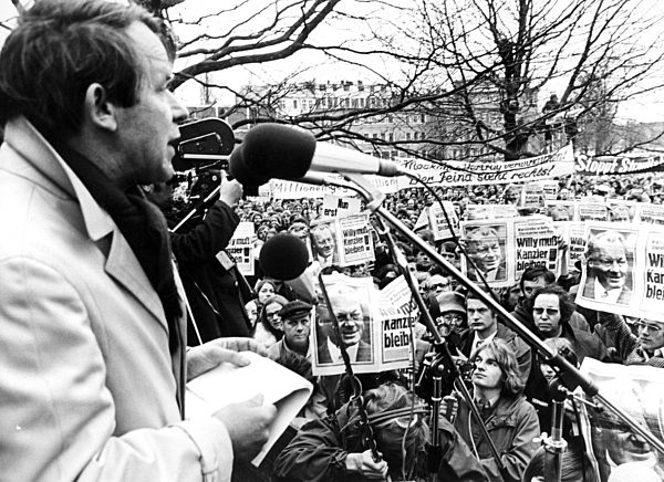 Der deutsche Schriftsteller Siegfried Lenz (l) spricht auf der Hamburger...