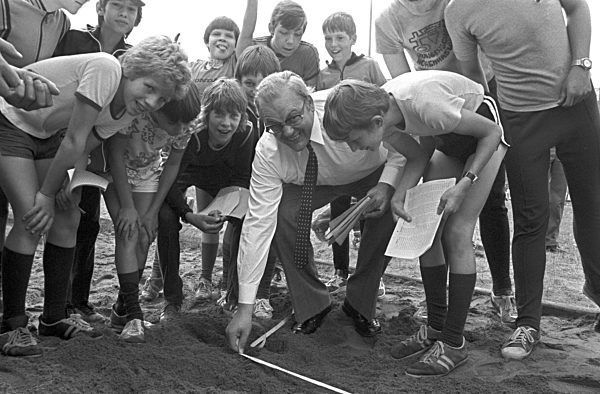 Umringt von Schülern betätigt sich der baden-württembergische Minister für...