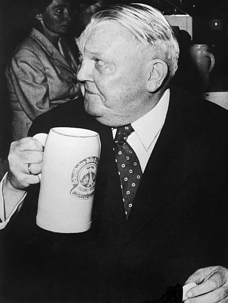 Bundeskanzler Ludwig Erhard (CDU) trinkt am 15.11.1962 ein Maß Bier...