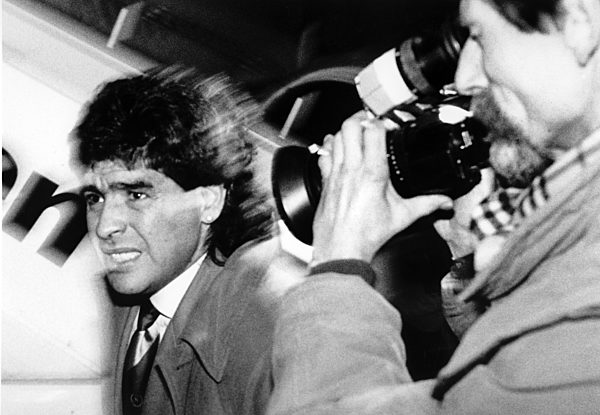 Fußballstar Diego Maradonna fühlt sich nach seiner Ankunft in Bremen am 04...