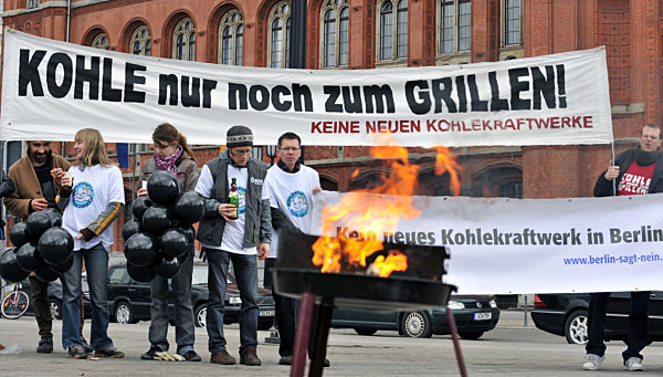 Aktivisten der Initiative "Berlin-sagt-nein" protestieren am 11.03...