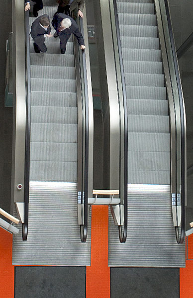 Der nordrhein-westfälische MInisterpräsident Jürgen Rüttgers (r) fährt mit...