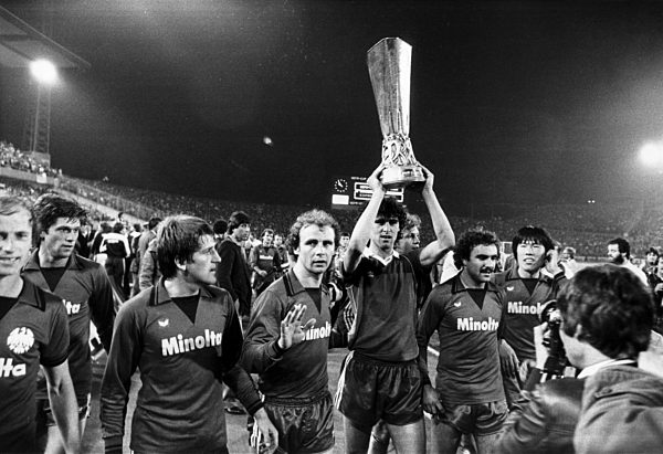 Fußball: Frankfurter jubeln: UEFA-Cup '80 gewonnen