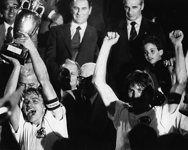 Fußball-EM '80: Bernhard Dietz mit dem EM-Pokal